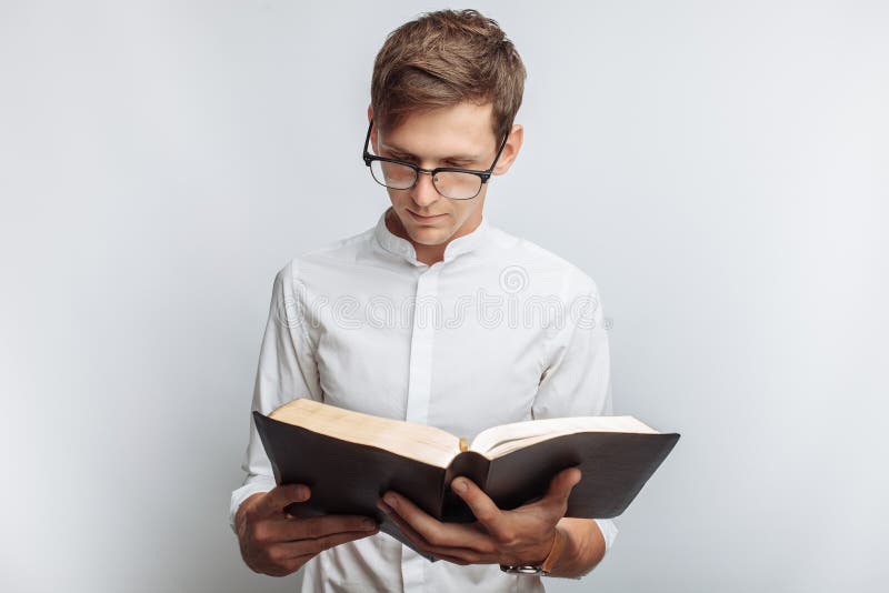 Obsługuje czytelniczą biblię, biały tło, książka w ręki zakończeniu zdjęcia stock Obsługuje czytelniczą biblię, biały tło, książka w ręki zakończeniu zdjęcia stock