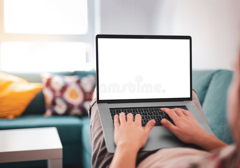 Obsługuje używać, pracuje na laptopie z pustym ekranem podczas gdy kłamający na kanapie w żywym pokoju obraz royalty free