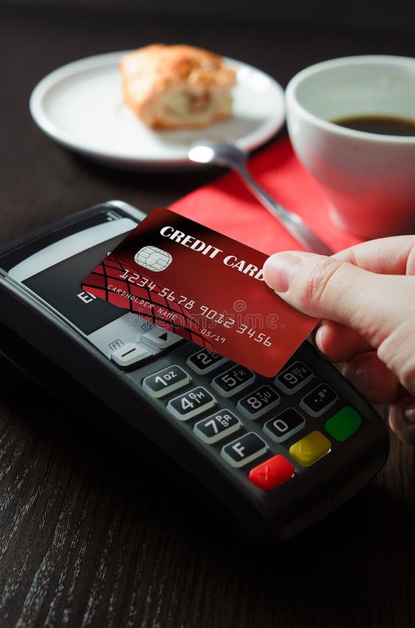 Obsługuje używać płatniczego terminal z NFC technologią w bufecie obraz stock Obsługuje używać płatniczego terminal z NFC technologią w bufecie obraz stock