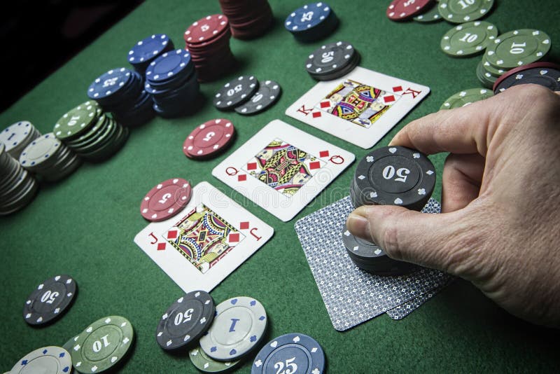 Obsługuje zakład wygrywać partię pokeru ich karty z zakładkami obraz stock Obsługuje zakład wygrywać partię pokeru ich karty z zakładkami obraz stock