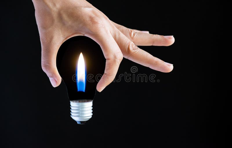 Obtenez le concept d'idée main de femme d'affaires tenant l'ampoule photographie stock libre de droits Obtenez le concept d'idée main de femme d'affaires tenant l'ampoule photographie stock libre de droits