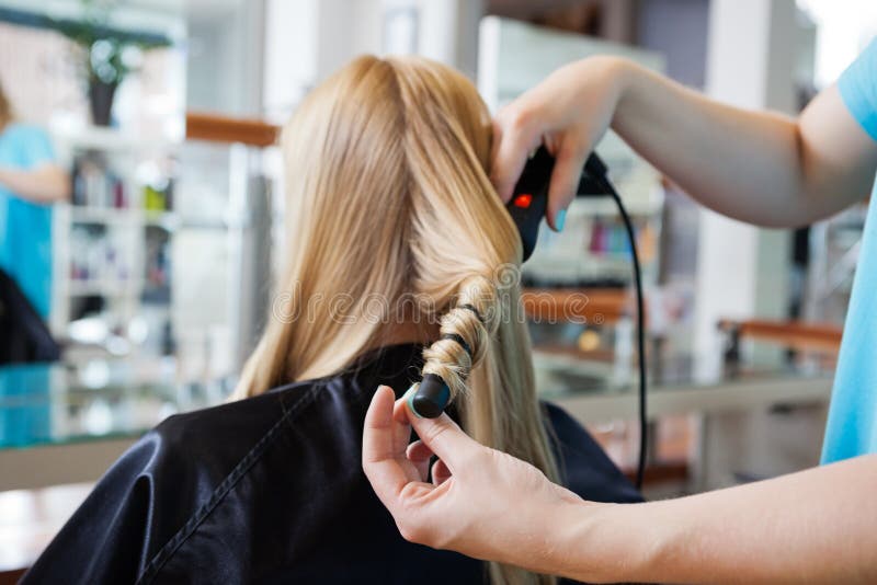 Obtention d'une coiffure photo libre de droits Obtention d'une coiffure photo libre de droits