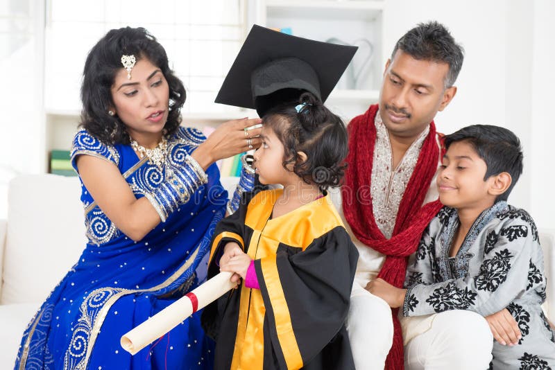 Obtention du diplôme de jardin d'enfants avec la famille photographie stock libre de droits Obtention du diplôme de jardin d'enfants avec la famille photographie stock libre de droits