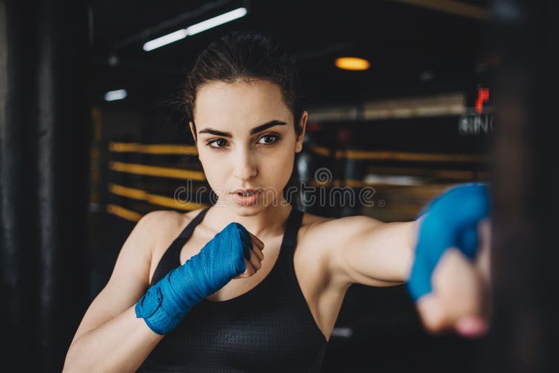 A obtenção fêmea bonita e apta do lutador preparou-se para a luta ou a formação imagens de stock A obtenção fêmea bonita e apta do lutador preparou-se para a luta ou a formação imagens de stock