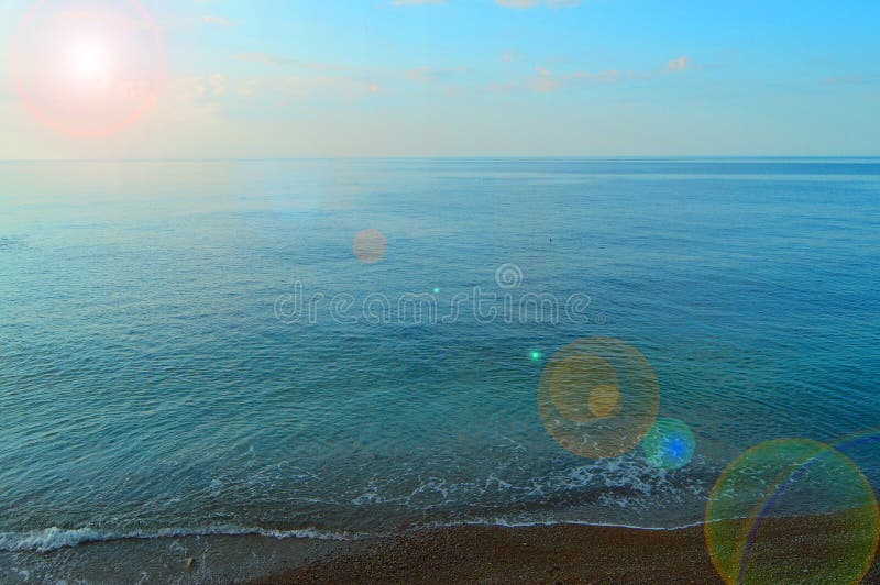 Oc?an de mer calme et fond de ciel bleu, lever de soleil au-dessus de la mer, beau fond image libre de droits Oc?an de mer calme et fond de ciel bleu, lever de soleil au-dessus de la mer, beau fond image libre de droits