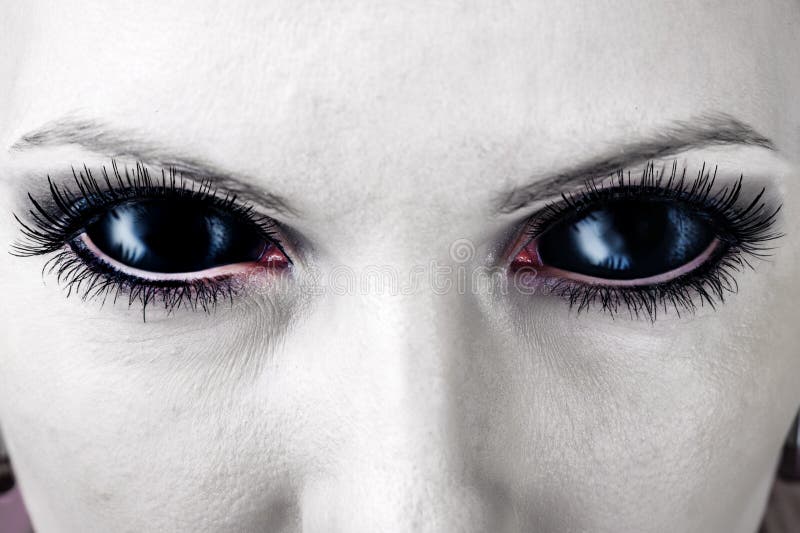 Occhi femminili neri diabolici dello zombie.