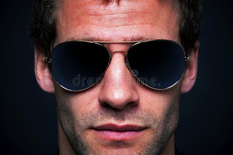 Occhiali da sole da portare dell'aviatore dell'uomo fotografia stock Occhiali da sole da portare dell'aviatore dell'uomo fotografia stock