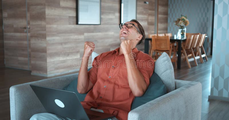 Occhiali da uomo con laptop vince il momento della ricompensa digitale. soddisfazione di elazione grazie al successo della tecnolo