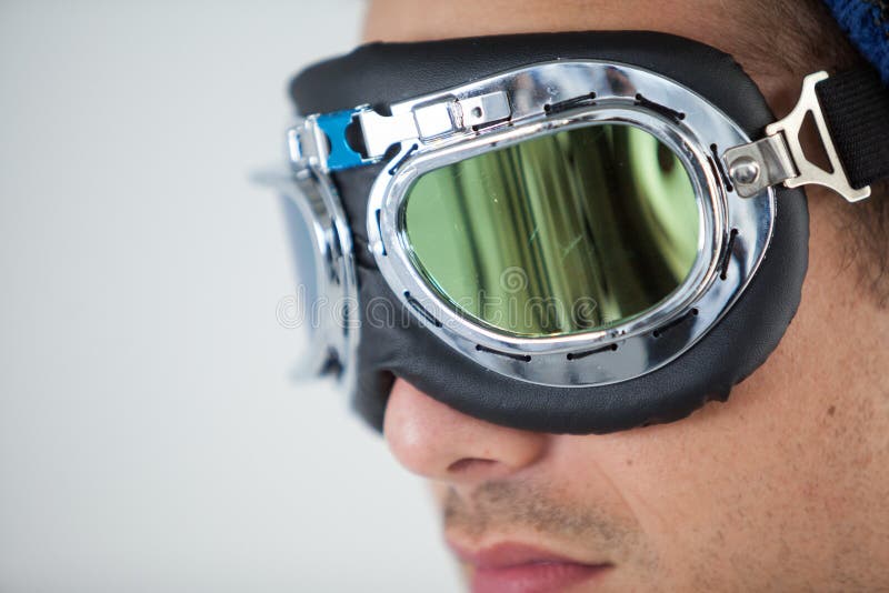 Occhiali di protezione d'uso dell'aviatore dell'uomo fotografie stock libere da diritti Occhiali di protezione d'uso dell'aviatore dell'uomo fotografie stock libere da diritti