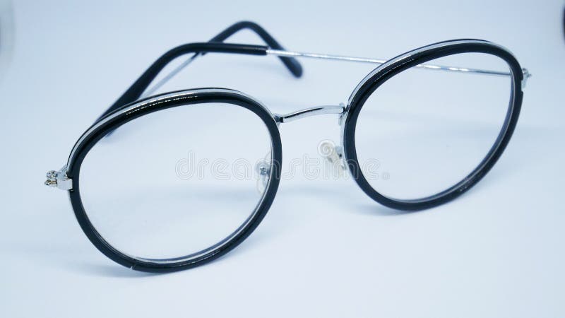 Occhiali rotondi eleganti e di moda immagine stock