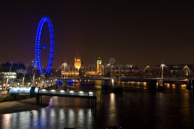 Occhio del palazzo e di Londra di Westminster alla notte