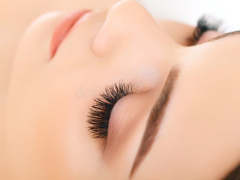 Occhio della donna con i cigli lunghi. Estensione del ciglio fotografie stock libere da diritti Occhio della donna con i cigli lunghi. Estensione del ciglio fotografie stock libere da diritti