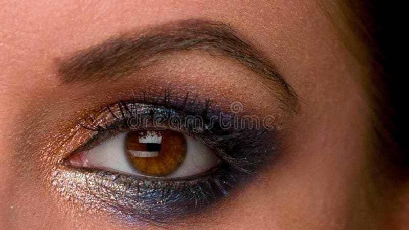 Occhio della donna con trucco variopinto artistico