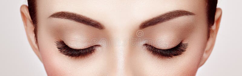 Occhio femminile con i cigli falsi lunghi