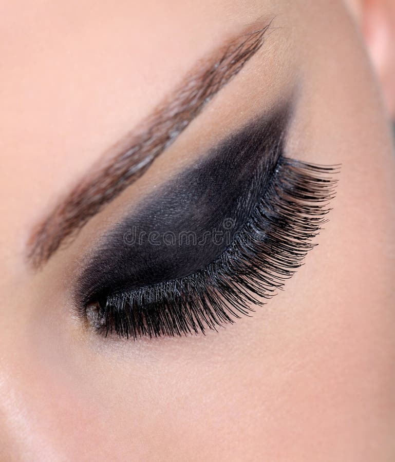 Occhio femminile con trucco luminoso di fascino immagini stock Occhio femminile con trucco luminoso di fascino immagini stock