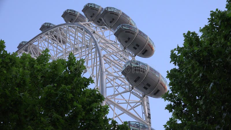 Occhio londinese nel tramonto turisti nei parchi di divertimento che viaggiano in luoghi famosi edifici luoghi di riferimento in e