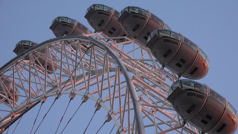 Occhio londinese nel tramonto turisti nei parchi di divertimento che viaggiano in luoghi famosi edifici luoghi di riferimento in e