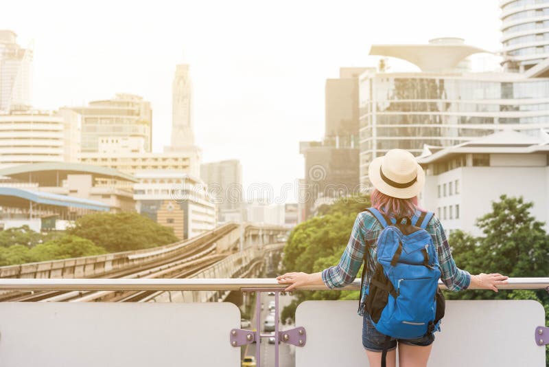 Occidentale della donna che ammira la vista della città nella mattina, viaggiante fotografie stock Occidentale della donna che ammira la vista della città nella mattina, viaggiante fotografie stock
