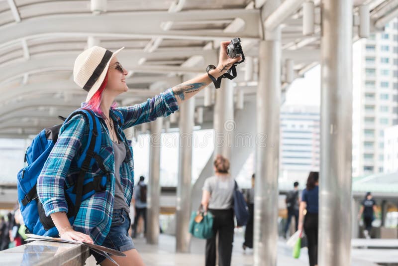 Occidentale della donna che prende selfie durante il viaggio nel momento felice della città immagine stock Occidentale della donna che prende selfie durante il viaggio nel momento felice della città immagine stock