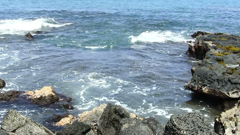 Oceaangolven en Zwart Lava Rock Shore Kona Hawaii