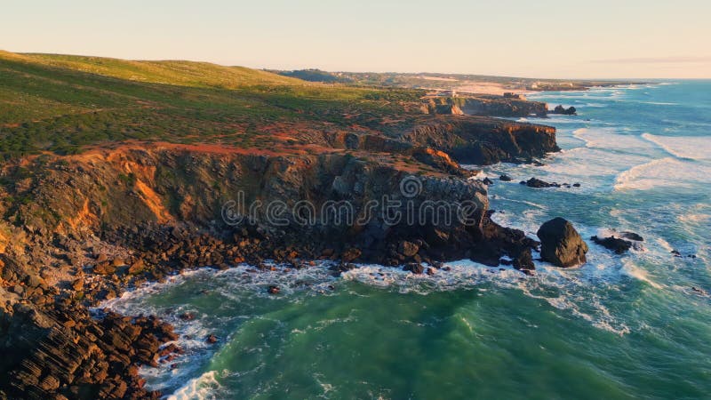 Oceaanzwelgen grassy cliffs landschapsweergave. schuimgolven langs de kust