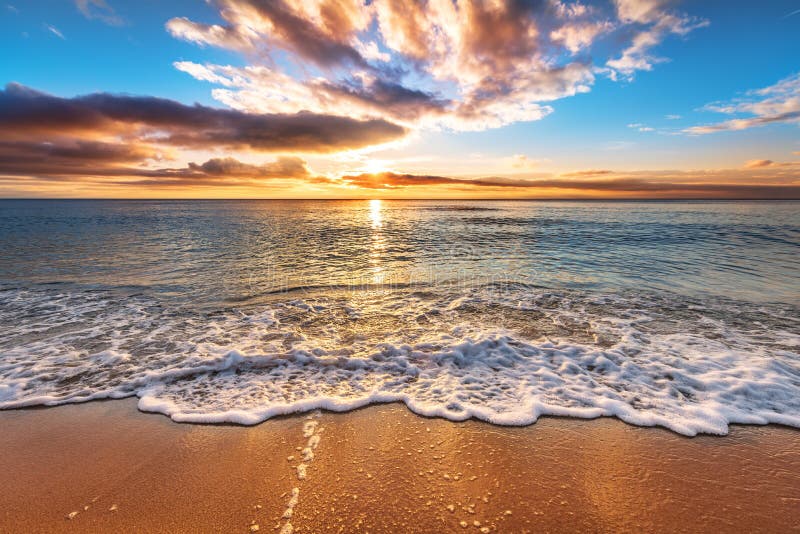 Vistoso Océano Playa sobre el amanecer.