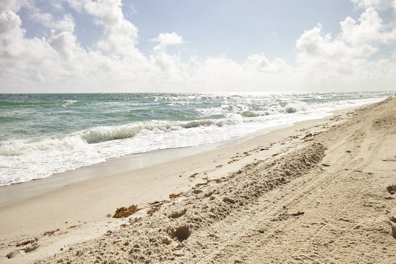 Ocean fale Łama Na Pustej Piaskowatej hiszpańszczyzny plaży zdjęcia stock Ocean fale Łama Na Pustej Piaskowatej hiszpańszczyzny plaży zdjęcia stock