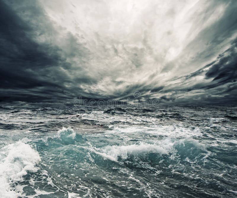 L'immagine di un oceano in tempesta.