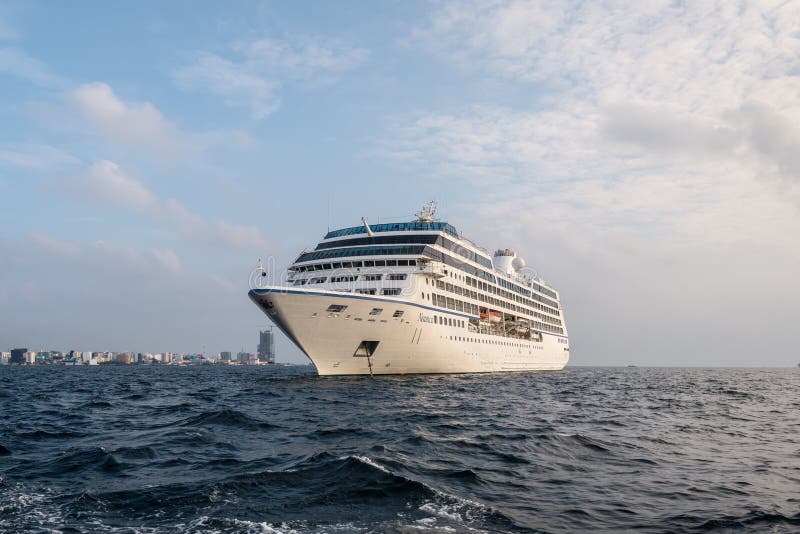 Oceania Cruises Nautica Cruise Ship in Male, Maldives arkivbild Oceania Cruises Nautica Cruise Ship in Male, Maldives arkivbild
