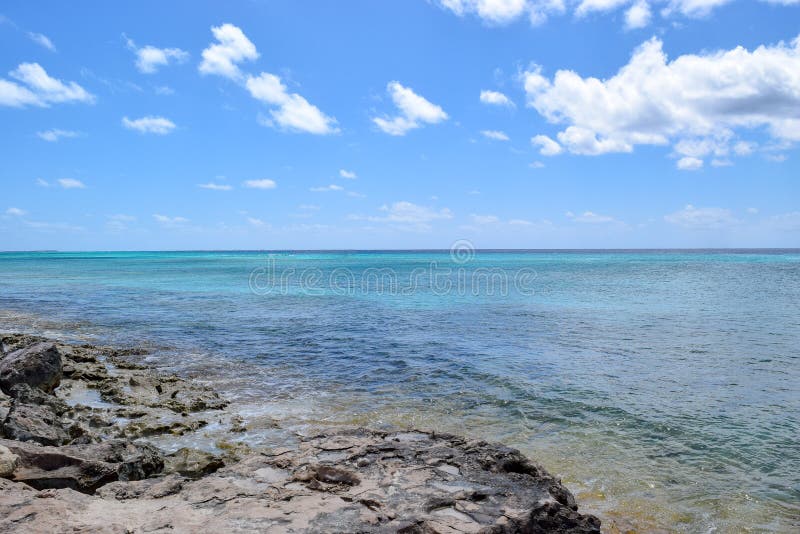 Oceano blu elettrico dalla costa di grande Turco immagini stock Oceano blu elettrico dalla costa di grande Turco immagini stock