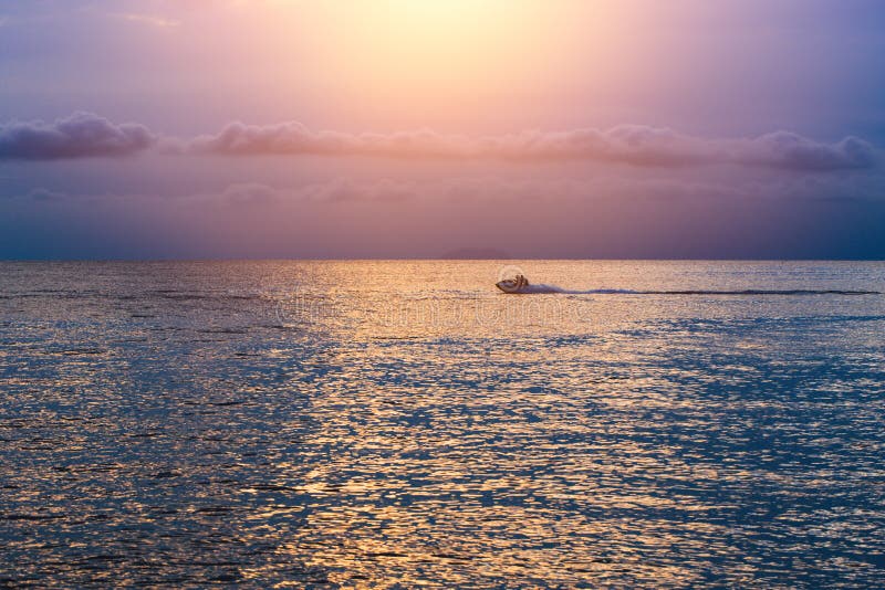 Oceano da água azul de opinião do por do sol da onda do mar calmo imagem de stock Oceano da água azul de opinião do por do sol da onda do mar calmo imagem de stock