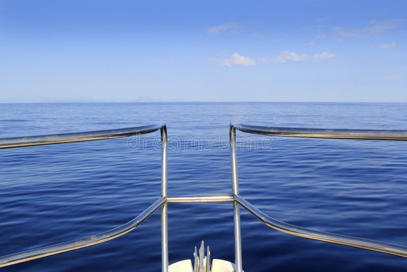 Oceano de cruzamento da calma da curva do barco do mar perfeito azul