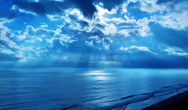 Oceano del cielo blu delle nuvole dei raggi fotografia stock