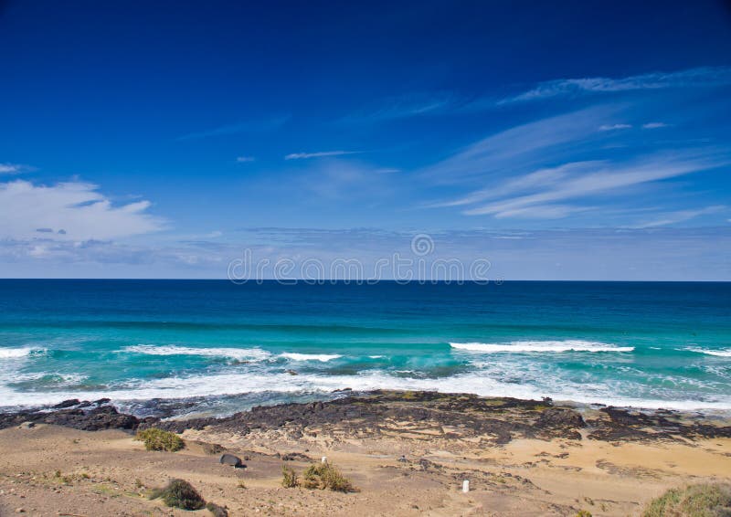 Oceano e cielo blu profondi immagini stock Oceano e cielo blu profondi immagini stock