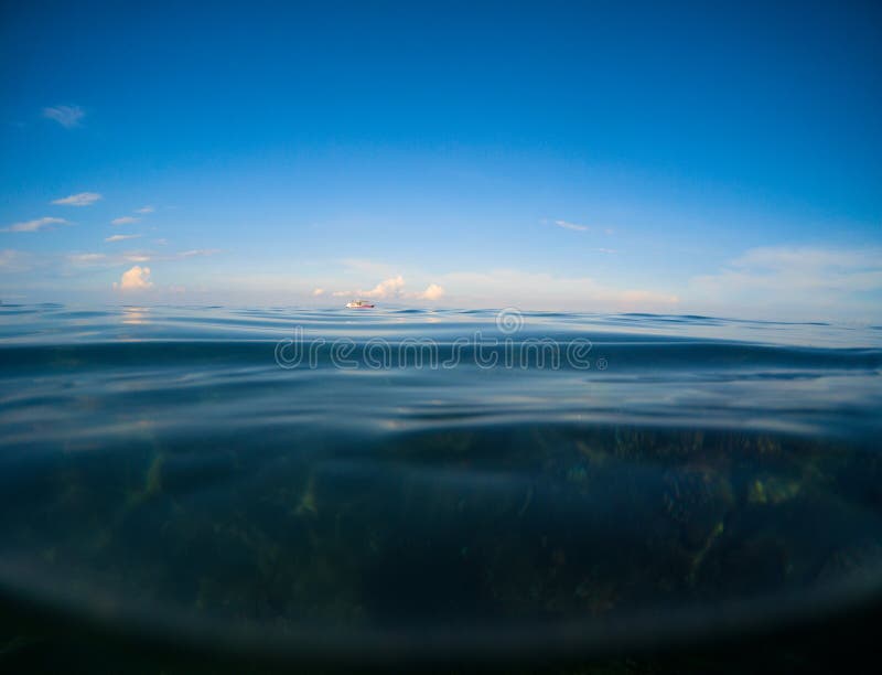 Oceano e cielo blu profondo nel crepuscolo Doppio paesaggio con l'acqua ed il cielo di mare immagine stock libera da diritti Oceano e cielo blu profondo nel crepuscolo Doppio paesaggio con l'acqua ed il cielo di mare immagine stock libera da diritti