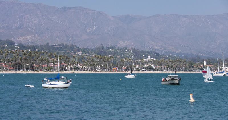 Oceano em Santa Barbara California com barcos