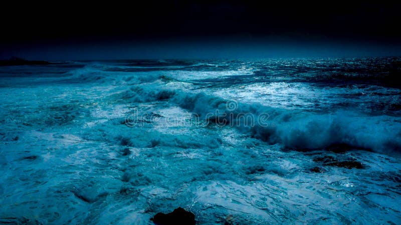Oceano na noite da lua azul imagens de stock royalty free Oceano na noite da lua azul imagens de stock royalty free