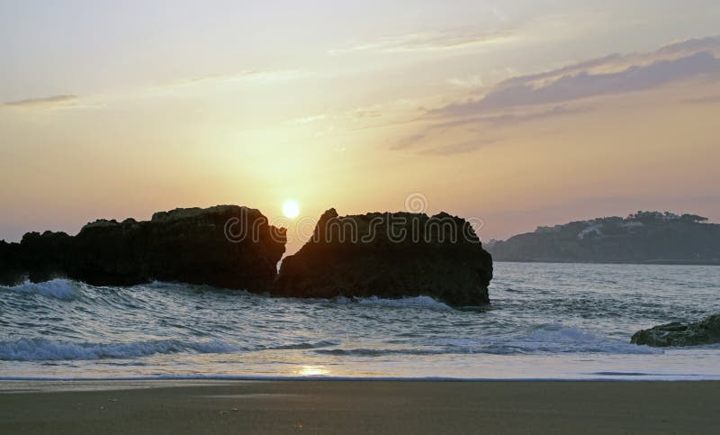 Oceano nella sera Tramonto sopra le onde Nuvole e colori luminosi del cielo uguagliante immagine stock libera da diritti Oceano nella sera Tramonto sopra le onde Nuvole e colori luminosi del cielo uguagliante immagine stock libera da diritti