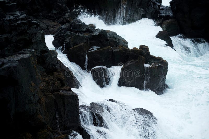 Oceanu i czerni kamienie Iceland zdjęcie stock Oceanu i czerni kamienie Iceland zdjęcie stock