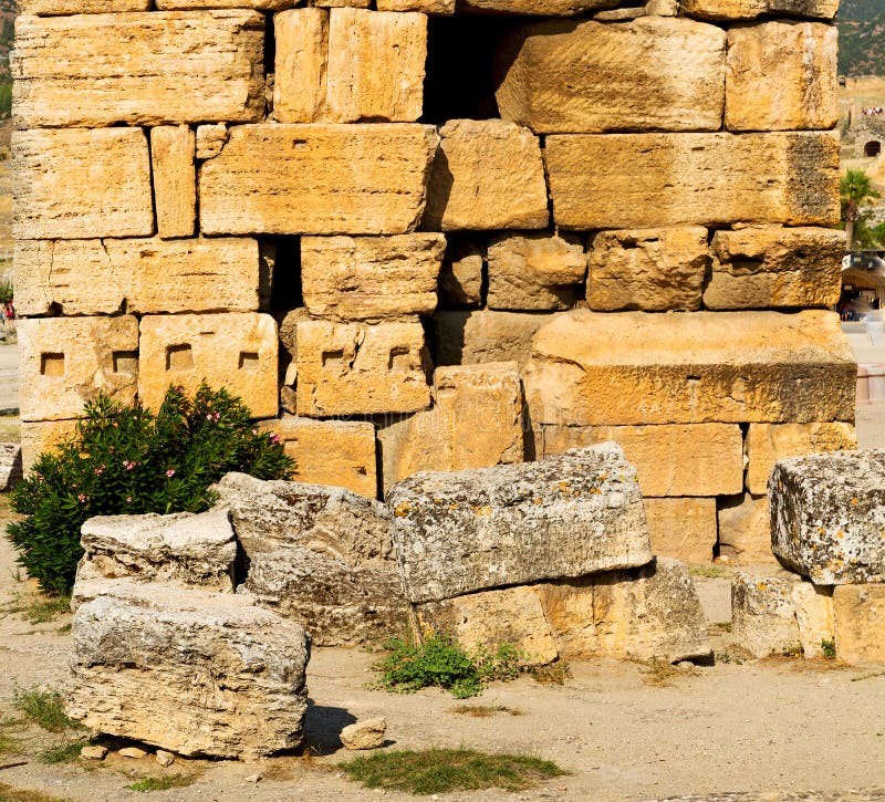 och den gamla konstruktionen för roman tempelhistoriepamukkale in som royaltyfri foto och den gamla konstruktionen för roman tempelhistoriepamukkale in som royaltyfri foto