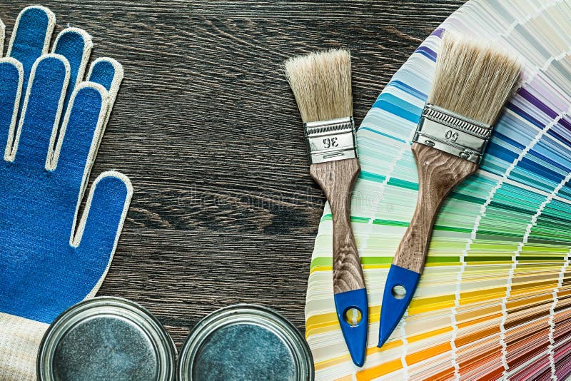 Ochronnych rękawiczek farby muśnięć puszek pantone fan na drewnianej desce zdjęcie stock Ochronnych rękawiczek farby muśnięć puszek pantone fan na drewnianej desce zdjęcie stock