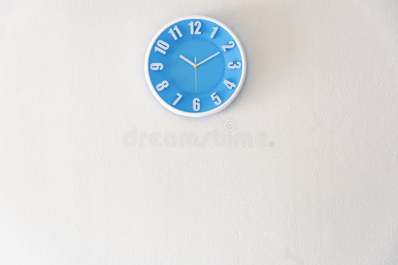 Ochtend, nacht of bedtijd met 10:10klok op witte concrete wa stock foto Ochtend, nacht of bedtijd met 10:10klok op witte concrete wa stock foto