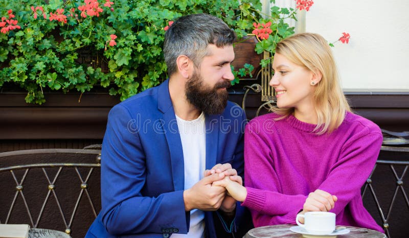 Ochtend vibes in koffie Paar in liefde op romantische datum Brutale gebaarde hipster en het meisje drinken koffie Kom eerst van m stock foto Ochtend vibes in koffie Paar in liefde op romantische datum Brutale gebaarde hipster en het meisje drinken koffie Kom eerst van m stock foto