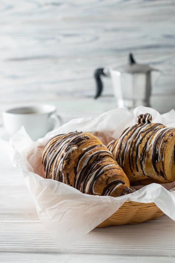 Ochtendlijst met koffie, vers gebakken croissants met chocolade stock fotografie Ochtendlijst met koffie, vers gebakken croissants met chocolade stock fotografie