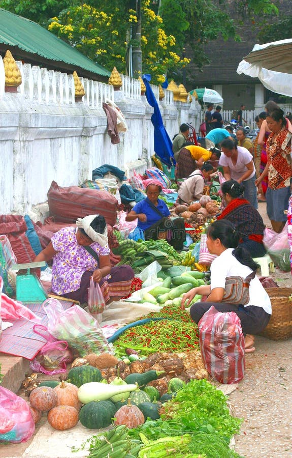 Zakenvrouwen op de ochtendmarkt in Luang Prabang, Laos royalty-vrije stock afbeelding