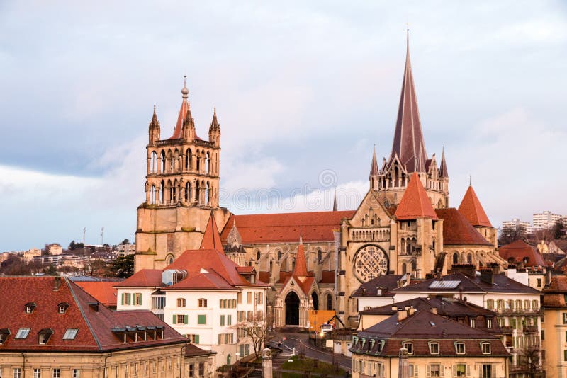 Ochtendmening van Kathedraal van Notre Dame van Lausanne, Lausanne, Zwitserland royalty-vrije stock afbeelding Ochtendmening van Kathedraal van Notre Dame van Lausanne, Lausanne, Zwitserland royalty-vrije stock afbeelding