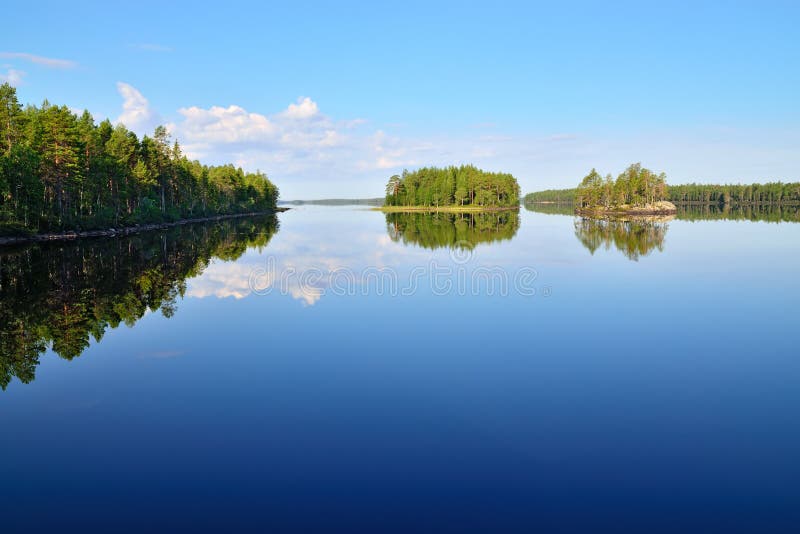 Ochtendstilte Meer Engozero, Noord-Karelië, Rusland stock fotografie Ochtendstilte Meer Engozero, Noord-Karelië, Rusland stock fotografie