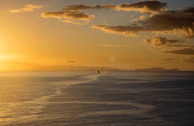 Ochtendveerboot die weg aan verre eilanden in de ochtendgloed varen van de zonsopgang stock fotografie Ochtendveerboot die weg aan verre eilanden in de ochtendgloed varen van de zonsopgang stock fotografie