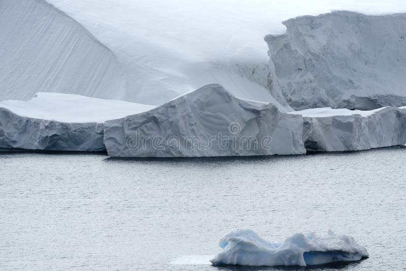 Ocielenie lodowiec i ampuł góry lodowa przy raj zatoką, Antarktyczny półwysep