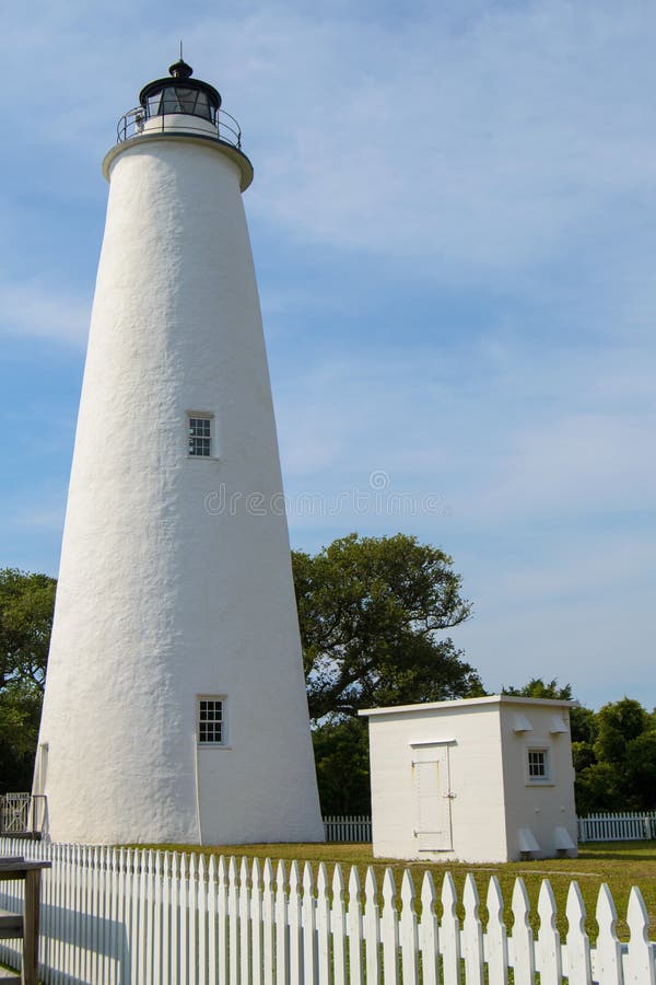 Ocracokevuurtoren met Blauwe Hemel royalty-vrije stock foto Ocracokevuurtoren met Blauwe Hemel royalty-vrije stock foto